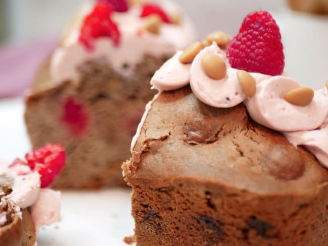 Cake gourmand au chocolat blond et framboises fraîches