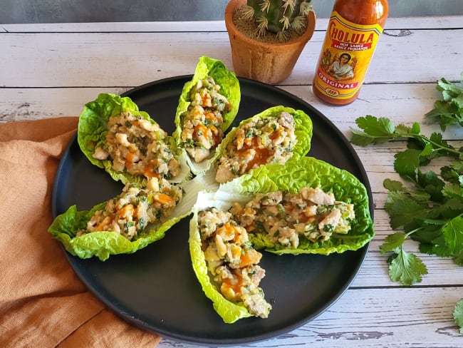 Poulet à la thaïe en barquette de feuilles de salade