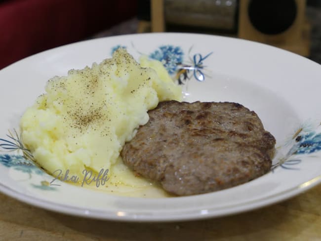 Purée de pomme de terre à l'ancienne au parmesan et son steak haché maison avec une petite sauce au citron