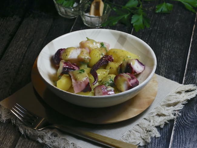 Salade de poulpes et pommes de terre accompagnée d'une vinaigrette aux herbes (persil, ciboulette)