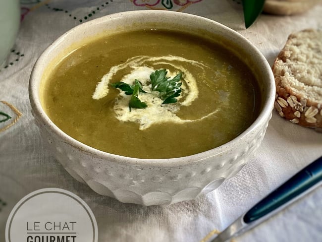 Soupe anti-gaspi aux verts de poireaux, carottes et pommes de terre