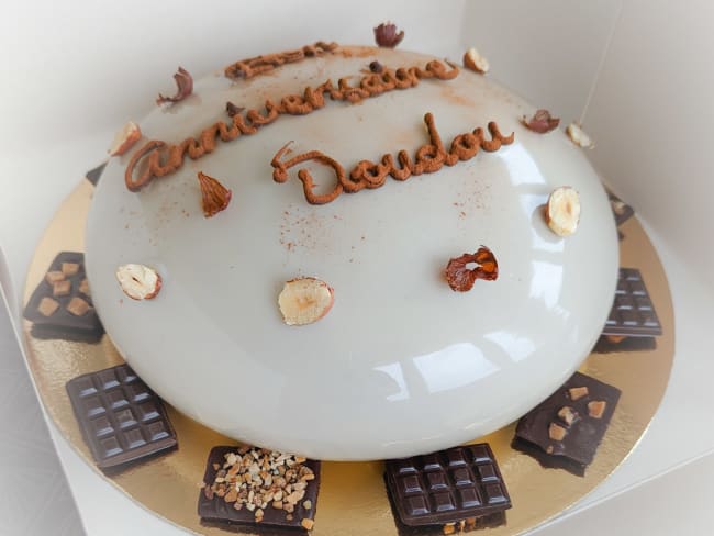 Entremets chocolat au lait noisettes et son glaçage miroir