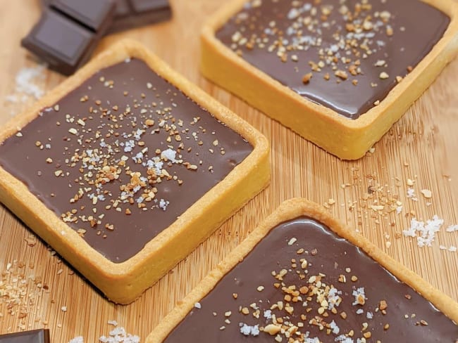 Tartelettes carrées au chocolat praliné sur lit de pralin croustillant