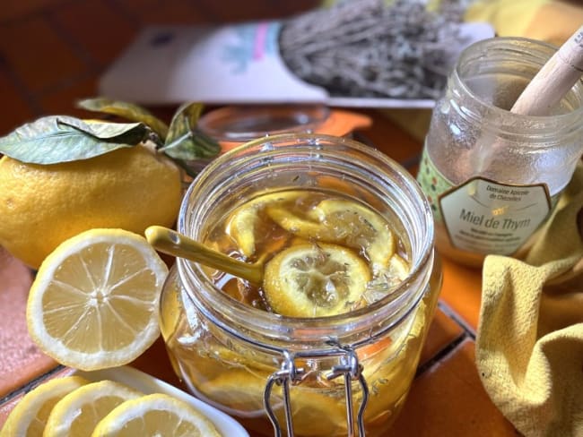 Sirop maison contre la toux au bon goût de miel, de citron et de thym