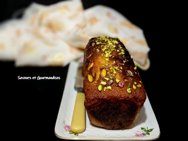 Gâteau au yaourt aux raisins secs et aux pistaches