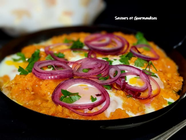 Shakshuka de patate douce avec beurre de sriracha et oignons marinés