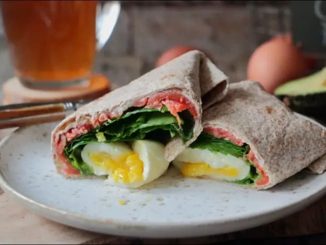 Wrap de petit-déjeuner au saumon avocat et oeuf mollet