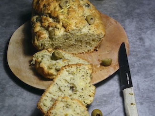 Cake aux olives vertes, citron et graines de pavot