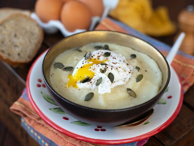 Soupe de panais, oeuf poché et graines de courge