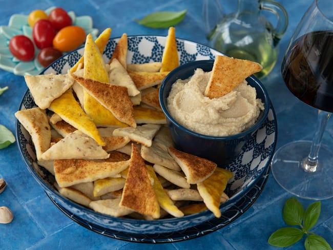 Biscuits triangles salés et épicés pour l'apéritif