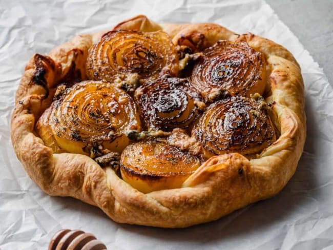 Tarte feuilletée aux oignons caramélisés et roquefort