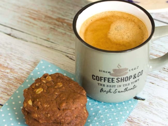 Cookies tout chocolat aux flocons d'avoine pour accompagner le café