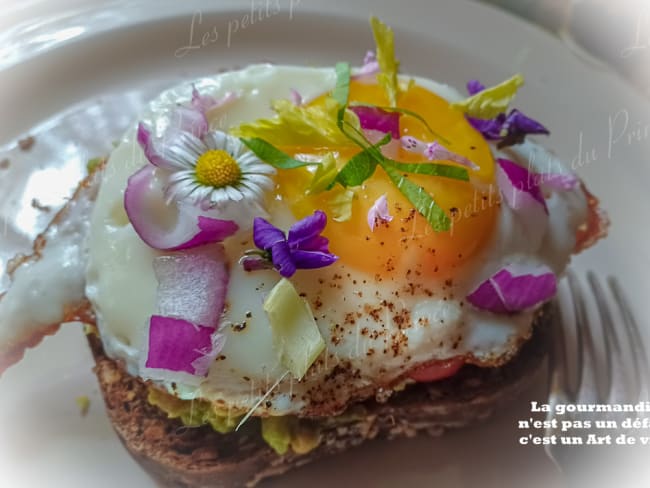 Avocado toast printanier avec oeuf au plat