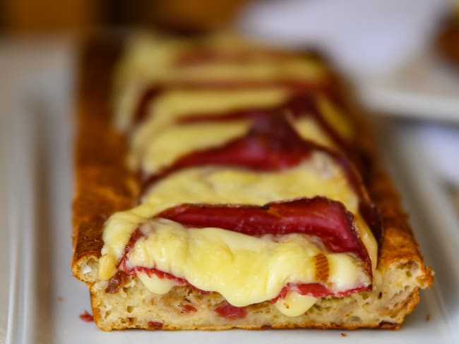 Pudding de pain à la raclette et viande des Grisons