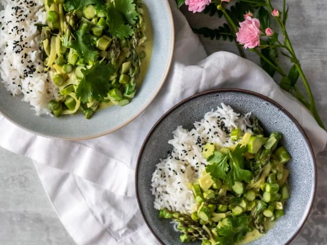 Curry d’asperges vertes à la crème de cajou et riz