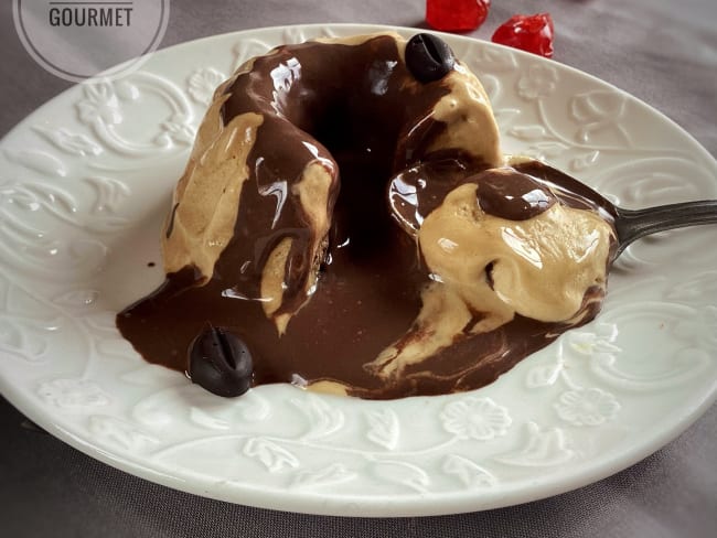 Mousse de mascarpone glacée au café sauce au chocolat