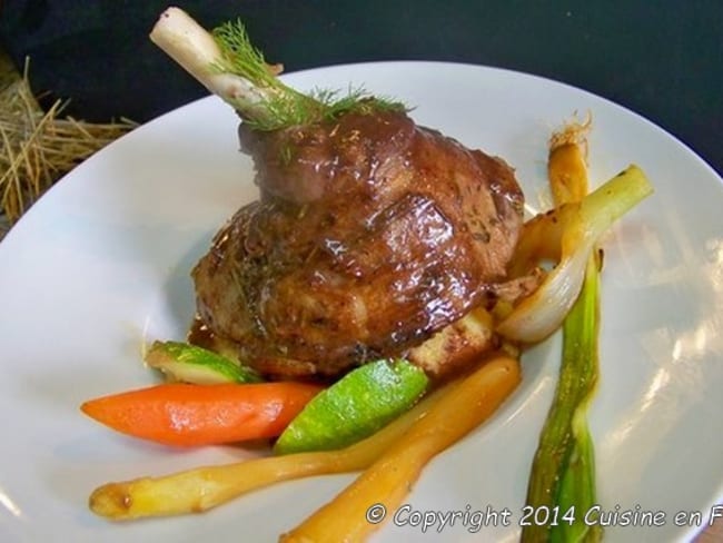 Souris d'agneau au foin, sauce aux 5 épices, polenta aux cèpes et petits légumes printaniers glacés