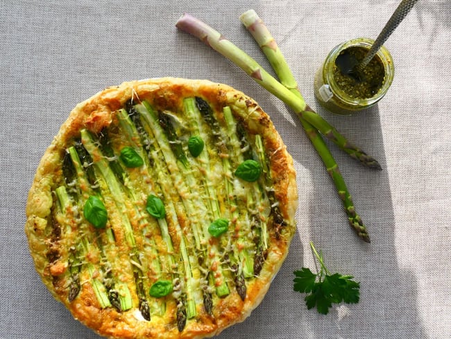 Tarte salée aux asperges vertes, pesto et fromage de chèvre