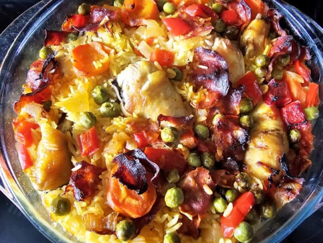 Riz pilaf au poulet et aux légumes entre pilaf et paella