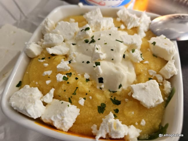 Mămăliga avec du fromage feta et de la crème sure