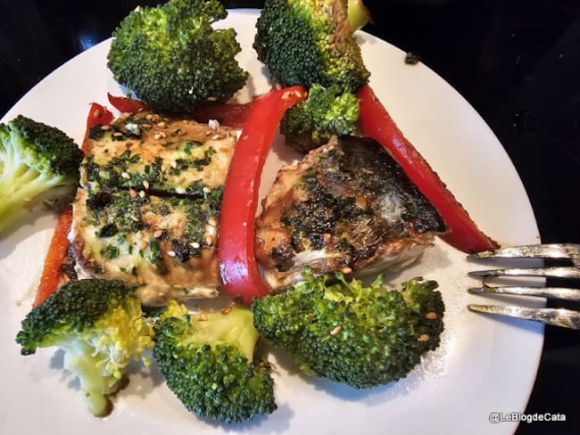 Bonite grillée en tronçons aux brocoli et poivron rouge