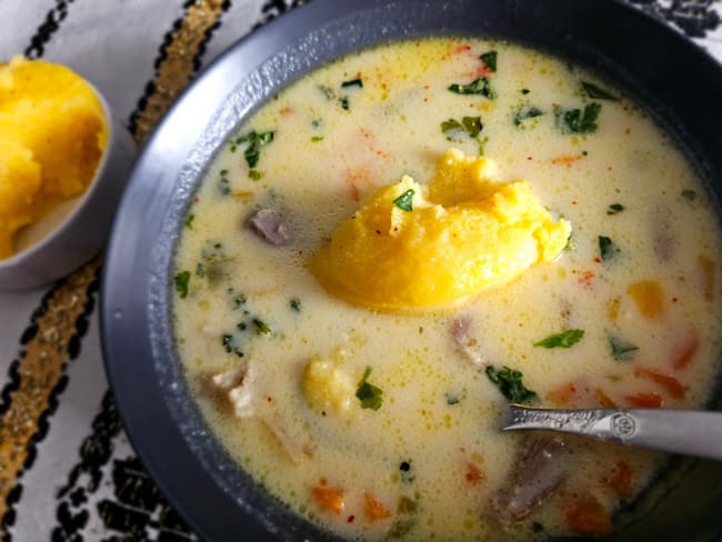 Bortsch d’agneau, une soupe traditionnelle en Roumanie