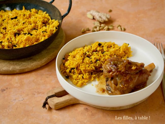 Souris d’agneau confite au gingembre, riz frit aux épices et aux amandes