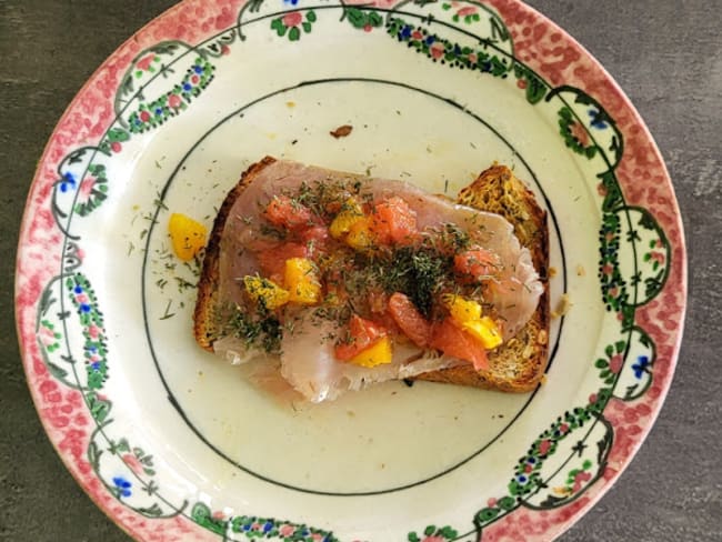 Tartine de pain de campagne au thon fumé et aux agrumes