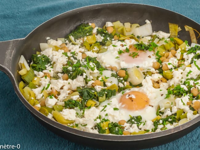 Chakchouka aux poireaux, œufs, pois chiches et feta