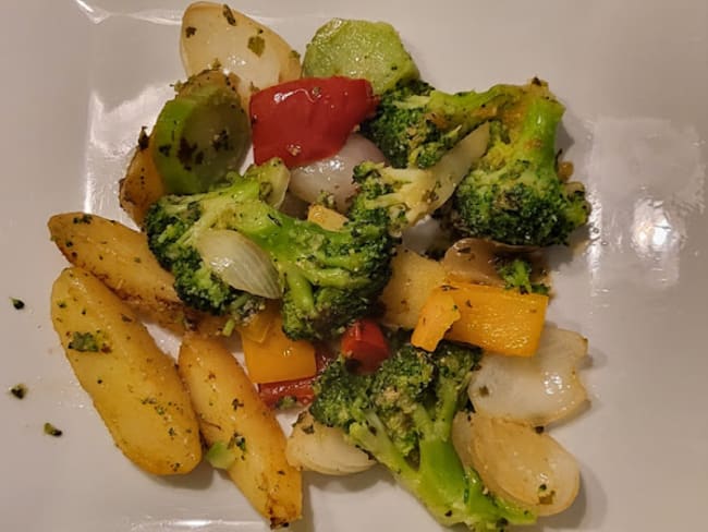 Omelette aux pommes de terre, brocoli, poivron