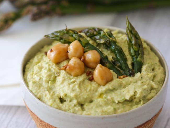 Houmous d'asperges vertes grillées idéal pour l'apéritif