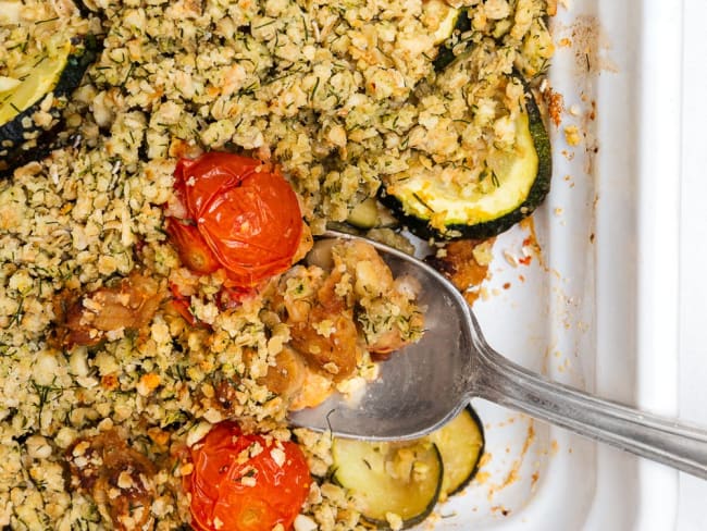 Crumble salé au tempeh, courgettes et tomates