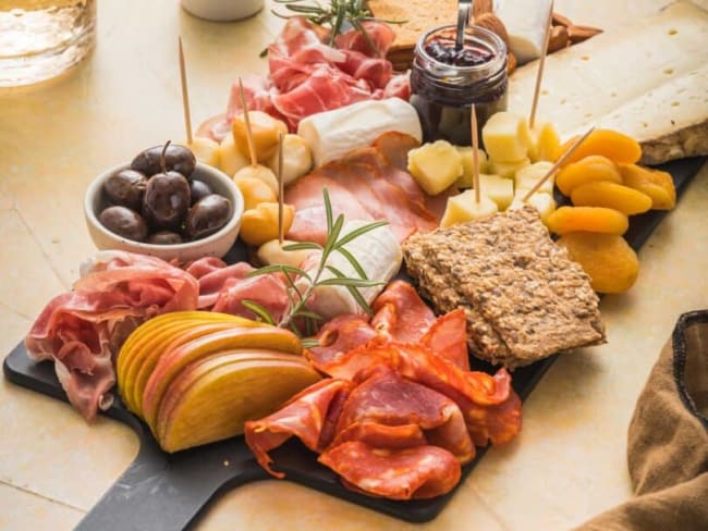 Planche de charcuterie et fromages choisis pour un apéro maison