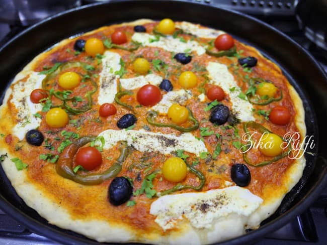 Pizza aux poivrons, fromage de chèvre et tomates cerises