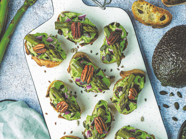 Crostinis à la tartinade d'avocats et légumes de saisons