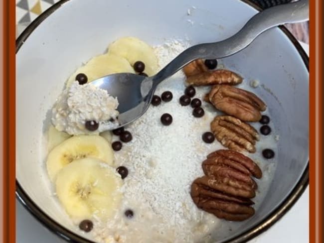 Porridge à la banane et noix de pécan