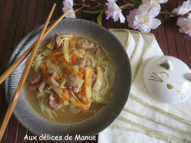 Ramen aux pousses de bambou, carotte, chipolata et lardons