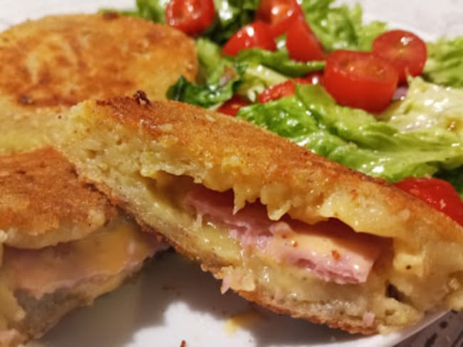 Comme un croque-monsieur de pommes de terre au jambon et au fromage