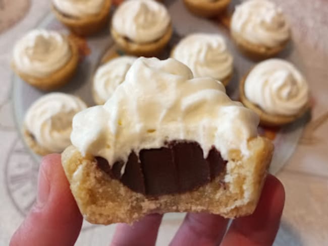 Les cookies cups à la noix de choco et crème chantilly