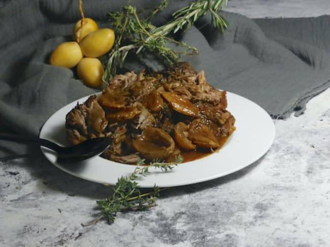 Épaule d'agneau confite sauce aux dattes