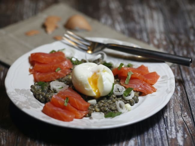 Salade de lentilles vertes saumon fumé et oeuf mollet