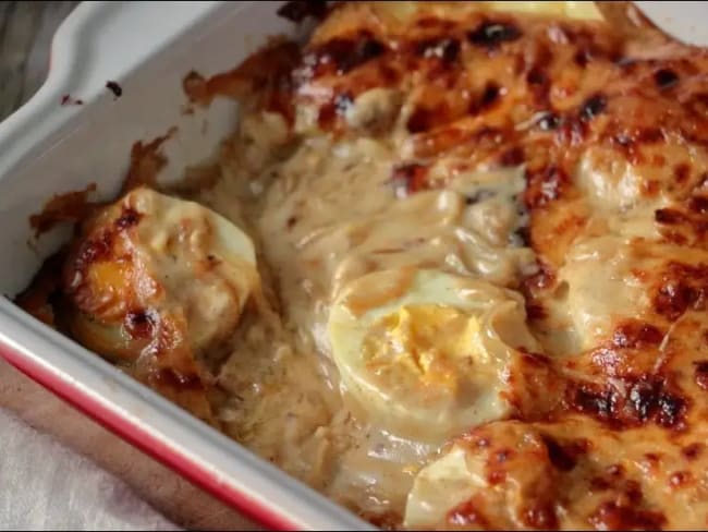 Gratin d'oeufs durs et fondue d'oignons à la sauce Mornay