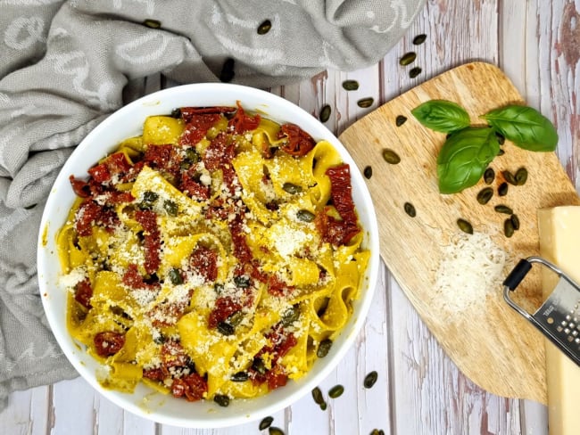 Pâtes pappardelles à  la pistache et aux tomates séchées