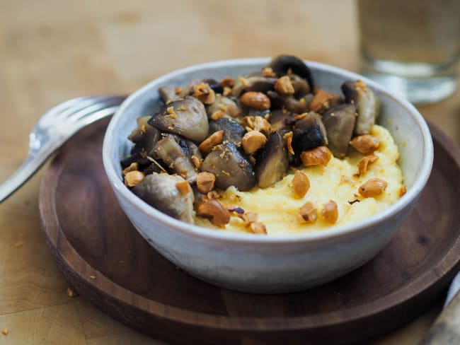 Polenta crémeuse et onctueuse, garnie de champignons de Paris