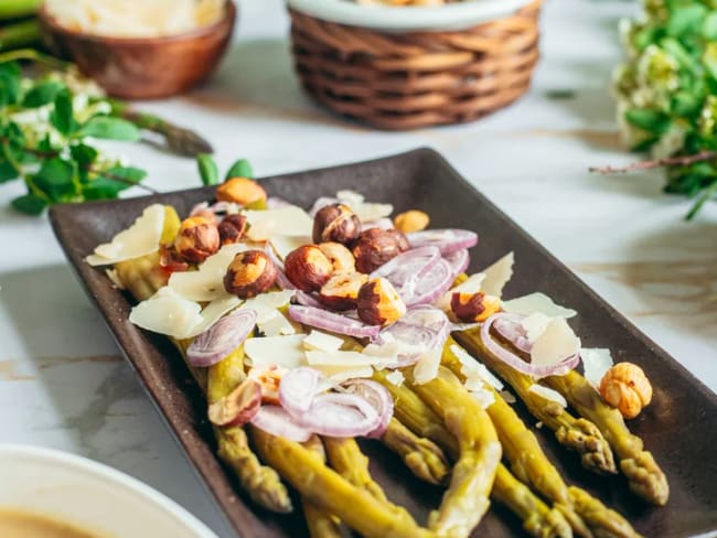 Asperges vertes à la sauce tahini, et noisettes torréfiées