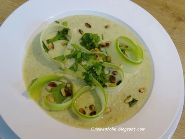 Velouté glacé ou chaud aux courgettes, lait de coco, gingembre et coriandre