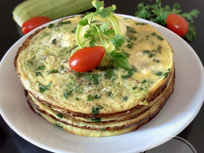Petites omelettes aux courgettes, coriandre et chèvre pour repas léger