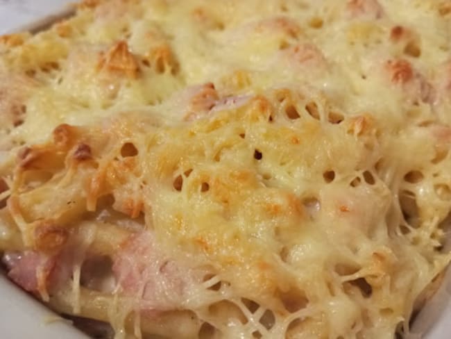 Le gratin de macaronis au jambon et au fromage