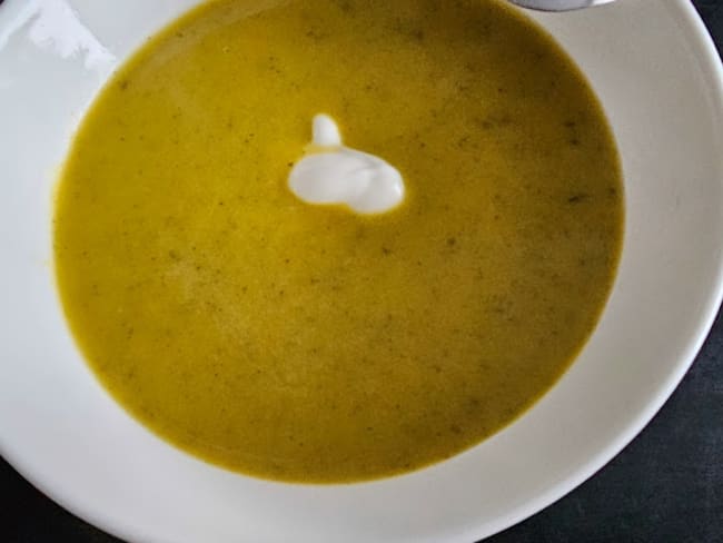 Velouté de brocolis et petits pois au parmesan préparé au Companion