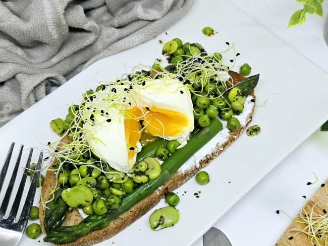 Tartine aux légumes primeur et son oeuf poché